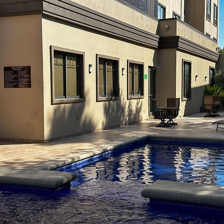 Best Western Premier Monterrey Aeropuerto Apodaca Exteriér fotografie The pool at the hotel
