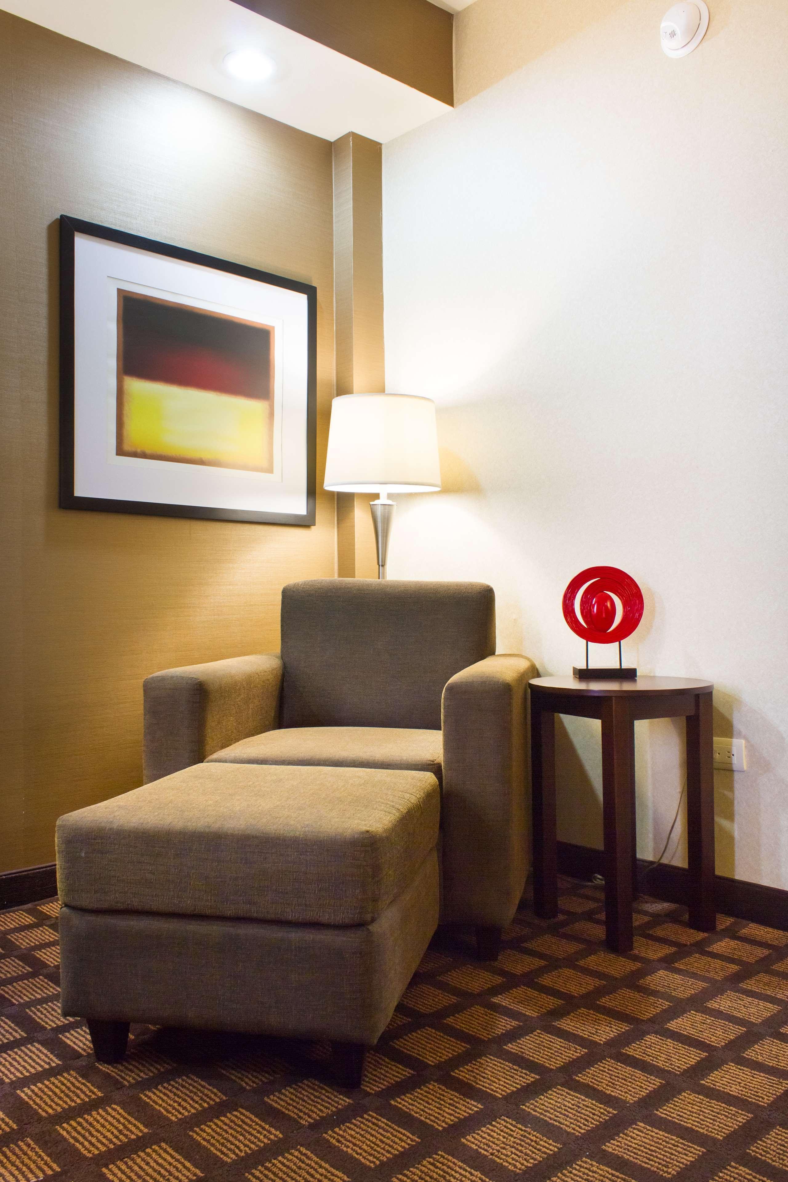 Best Western Premier Monterrey Aeropuerto Apodaca Exteriér fotografie A lamp on a side table