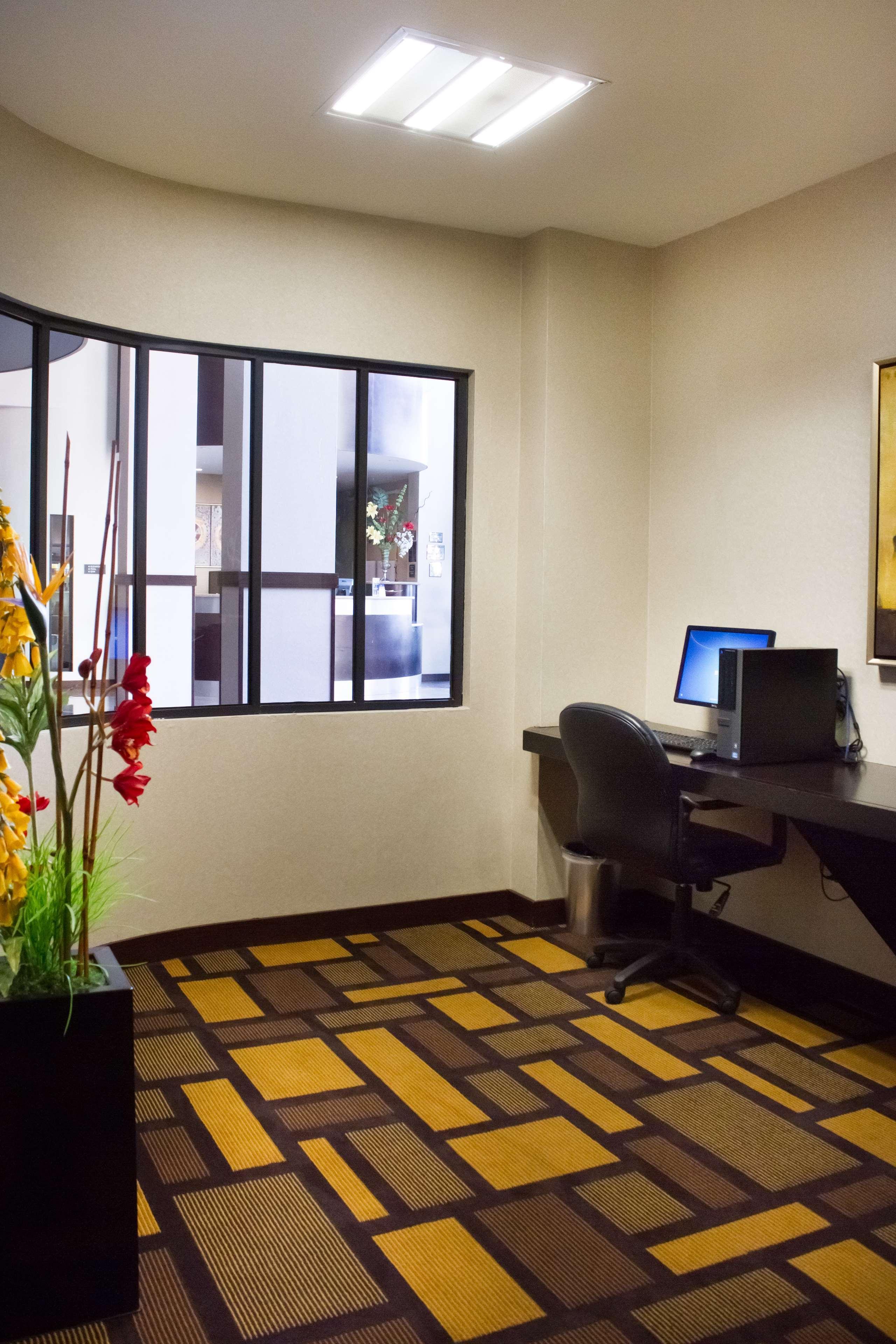 Best Western Premier Monterrey Aeropuerto Apodaca Exteriér fotografie Business center at the Hilton Garden Inn