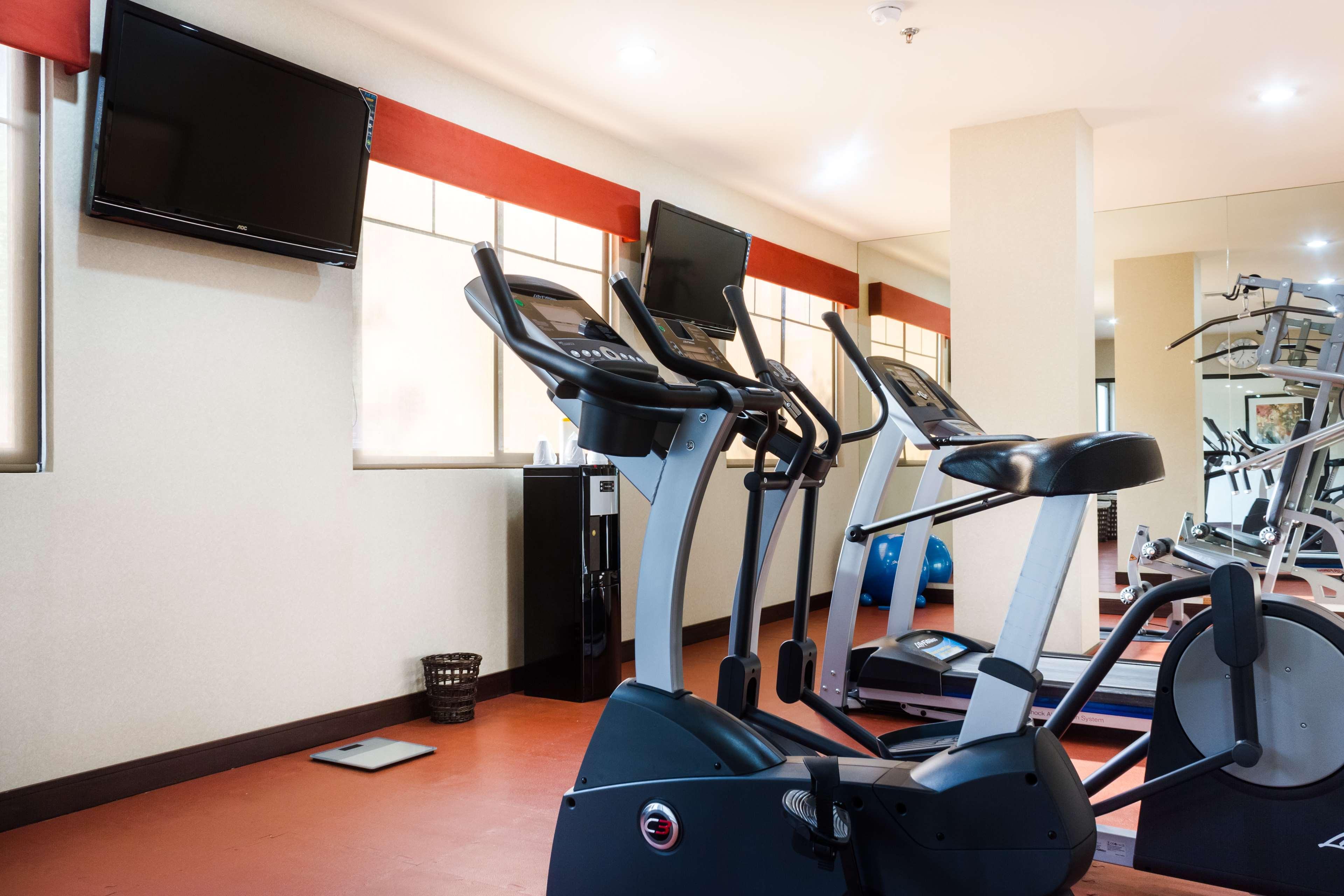 Best Western Premier Monterrey Aeropuerto Apodaca Exteriér fotografie The gym at the hotel