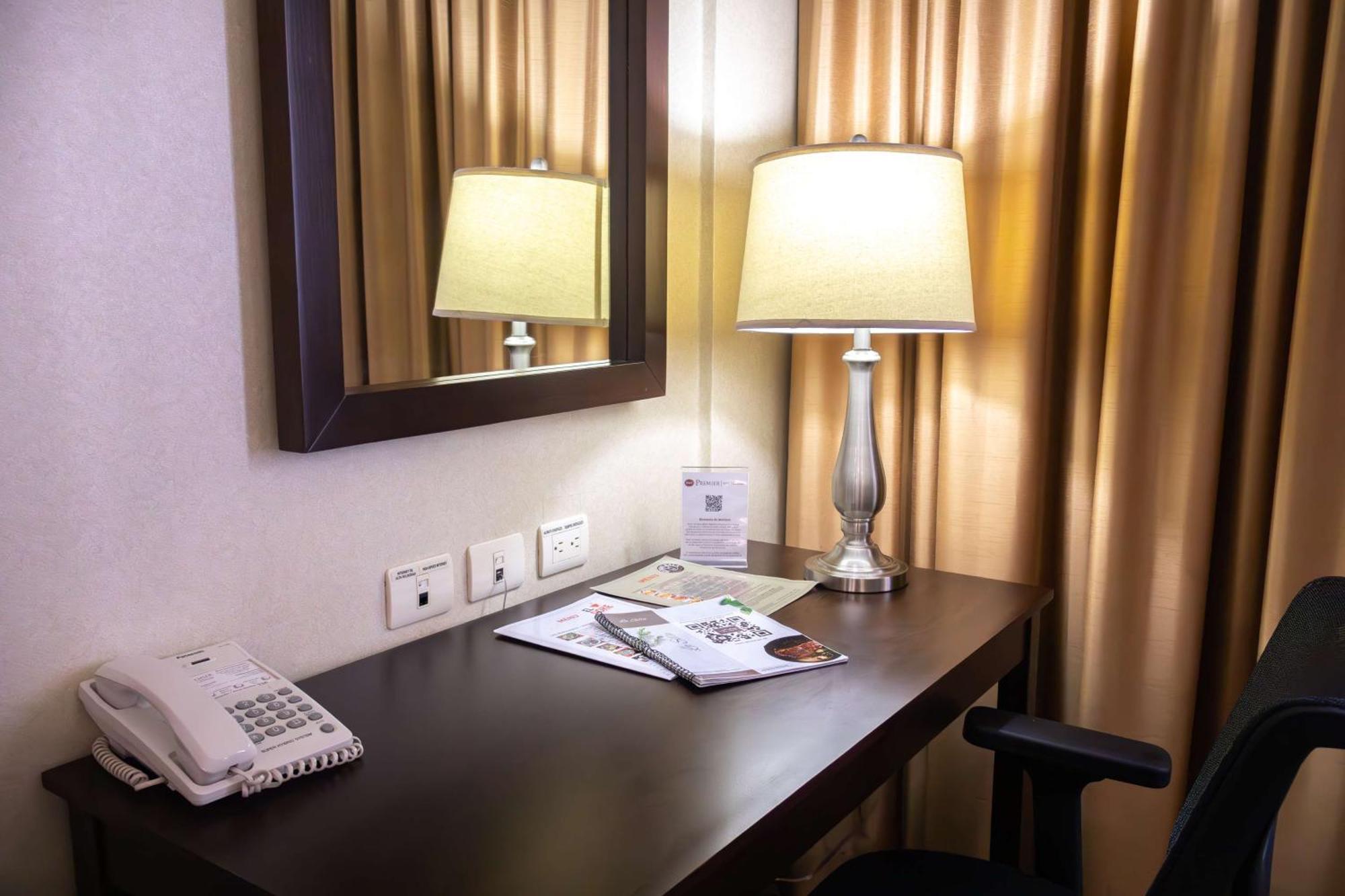 Best Western Premier Monterrey Aeropuerto Apodaca Exteriér fotografie A work desk in a hotel room