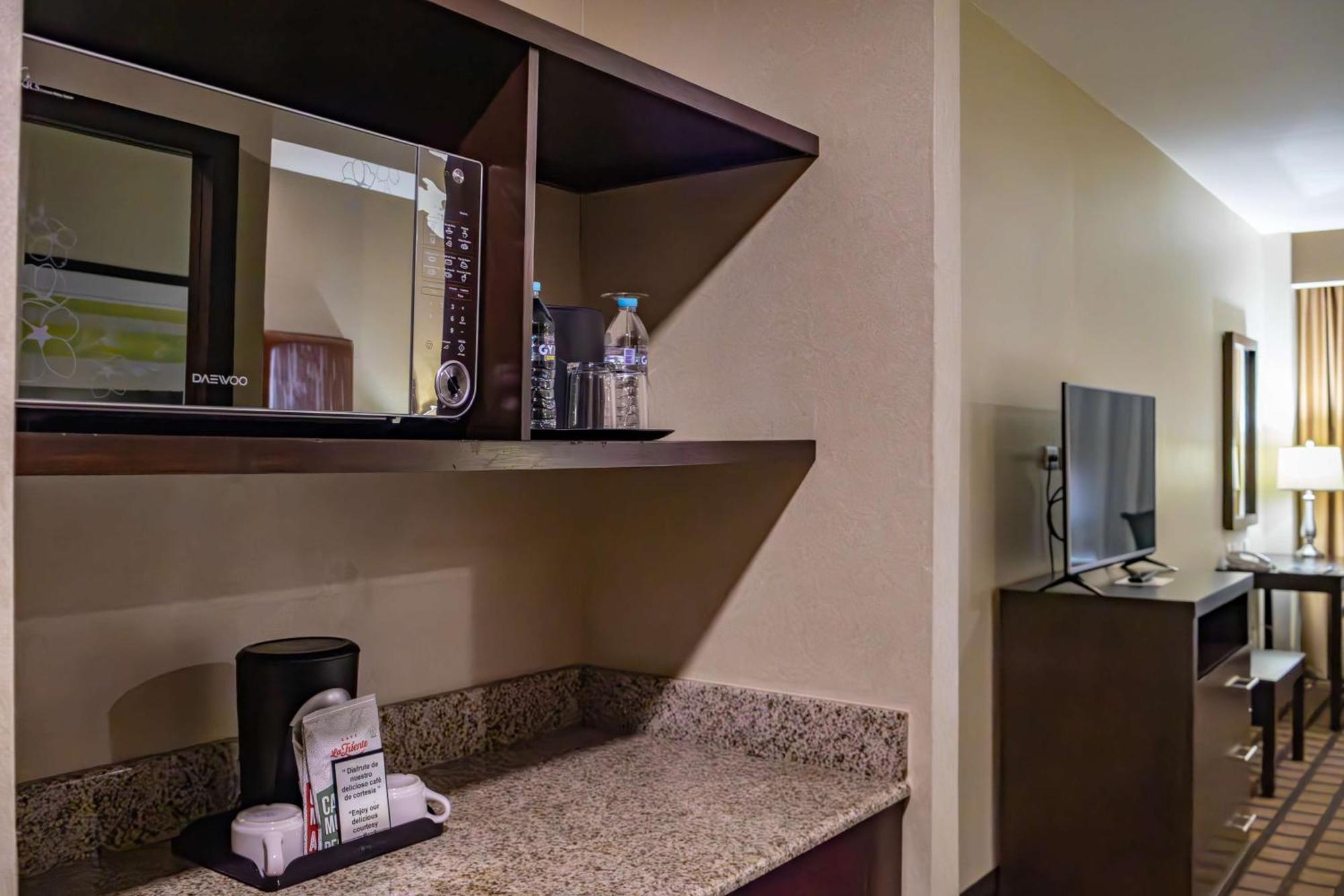 Best Western Premier Monterrey Aeropuerto Apodaca Exteriér fotografie A microwave in a hotel room
