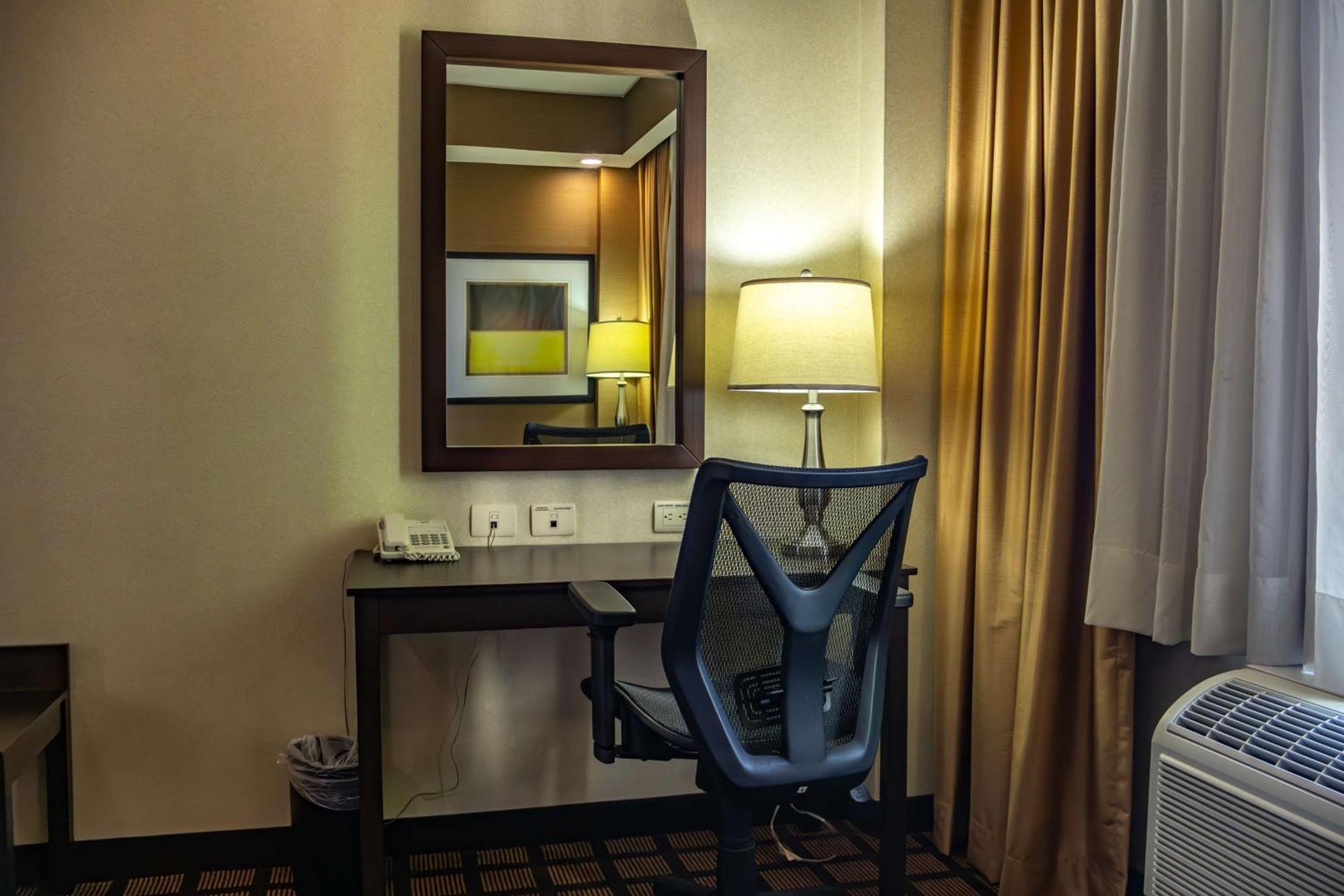 Best Western Premier Monterrey Aeropuerto Apodaca Exteriér fotografie A work desk in a hotel room