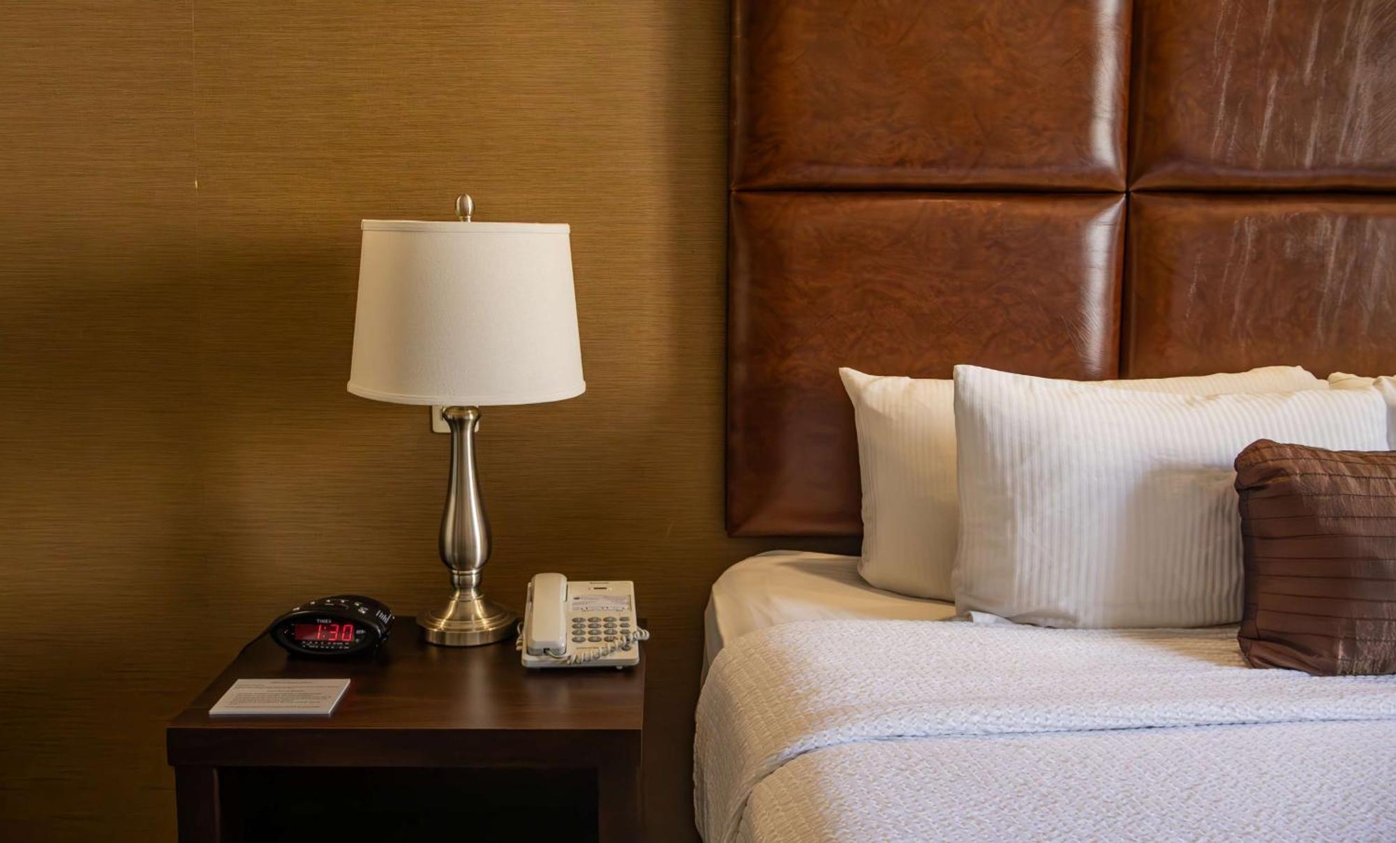 Best Western Premier Monterrey Aeropuerto Apodaca Exteriér fotografie A lamp on a nightstand