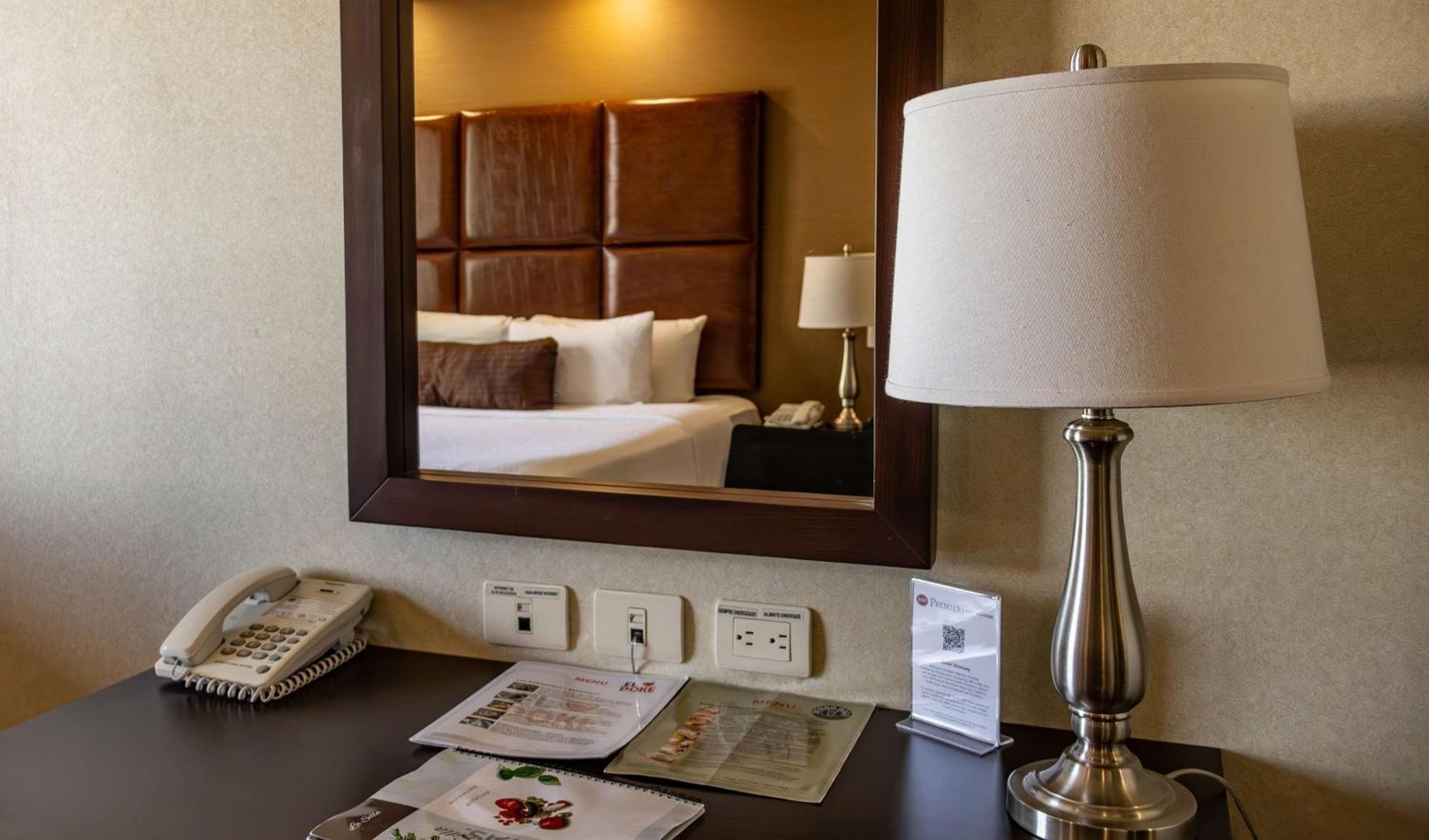 Best Western Premier Monterrey Aeropuerto Apodaca Exteriér fotografie A lamp on a bedside table