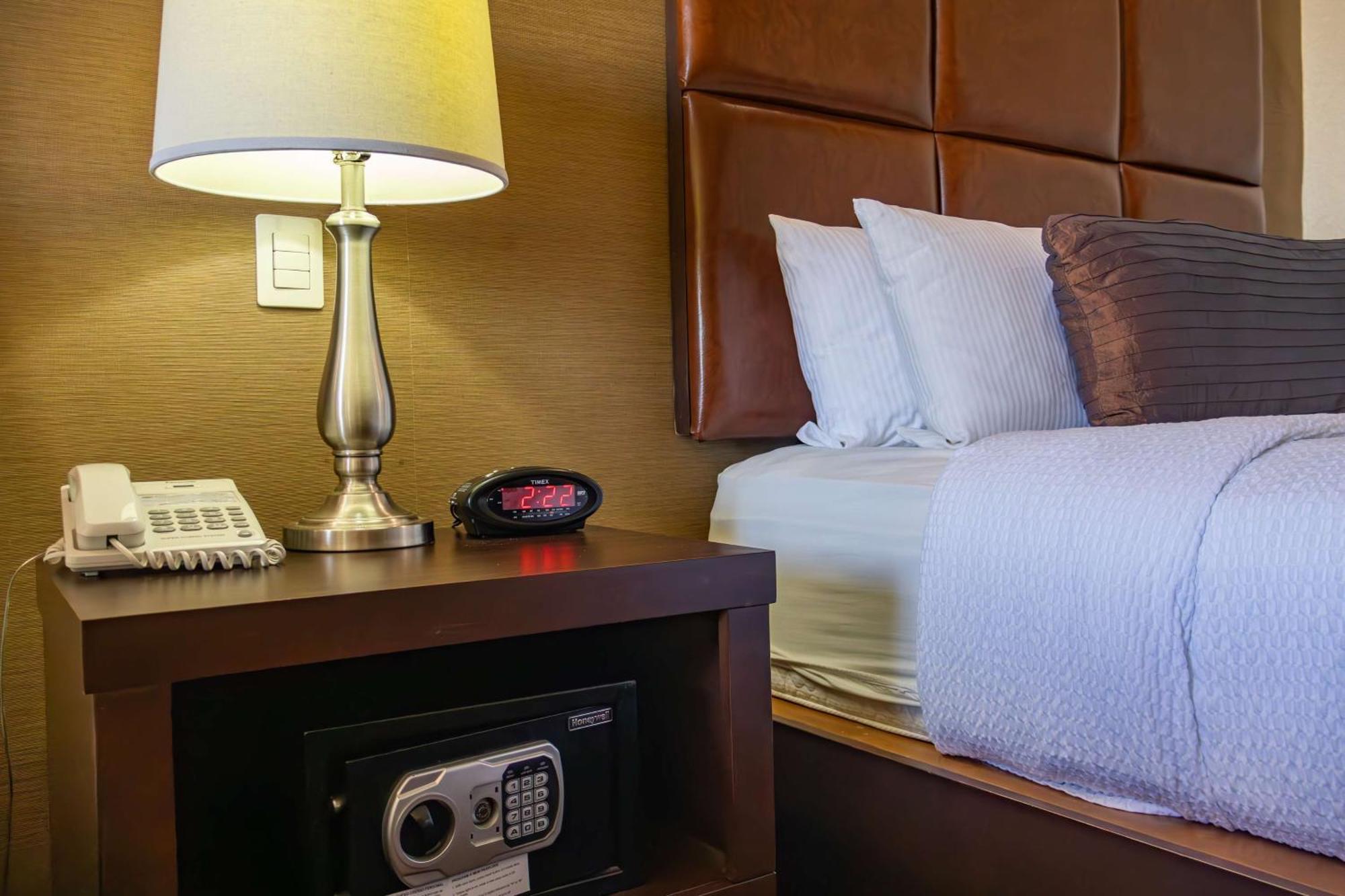Best Western Premier Monterrey Aeropuerto Apodaca Exteriér fotografie A safe in a hotel room
