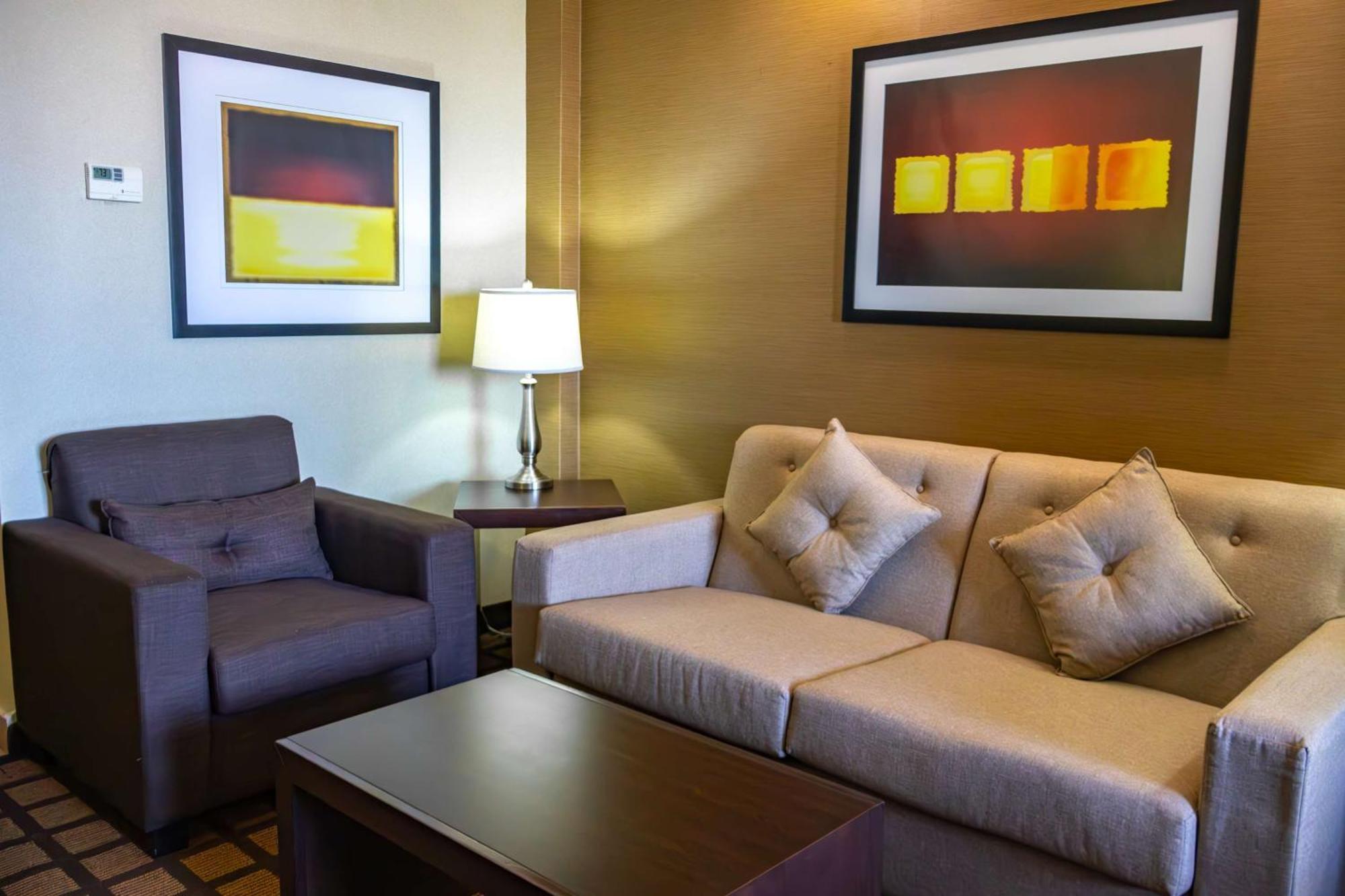 Best Western Premier Monterrey Aeropuerto Apodaca Exteriér fotografie A living room in a typical hotel suite