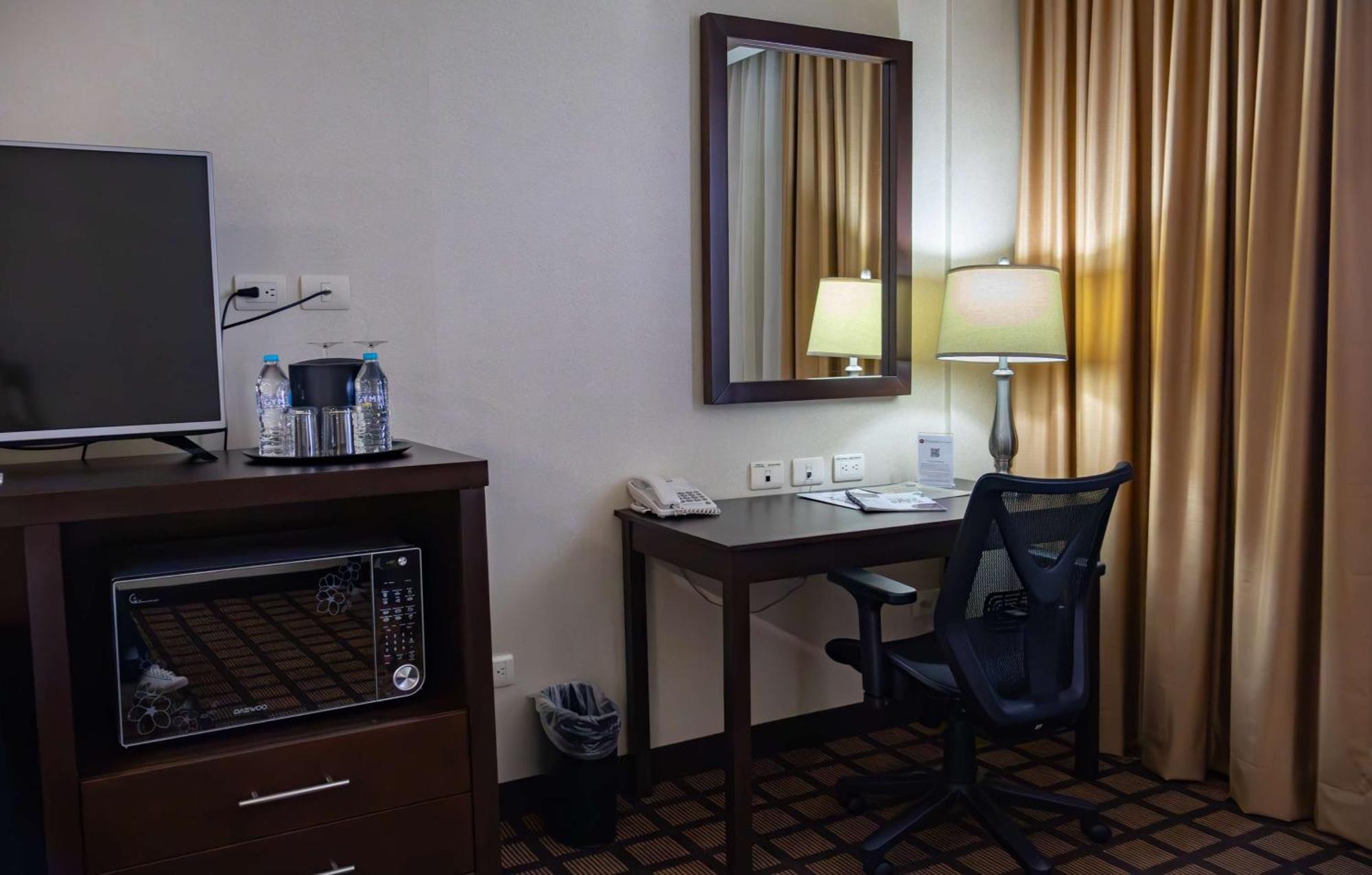 Best Western Premier Monterrey Aeropuerto Apodaca Exteriér fotografie A typical room at the hotel