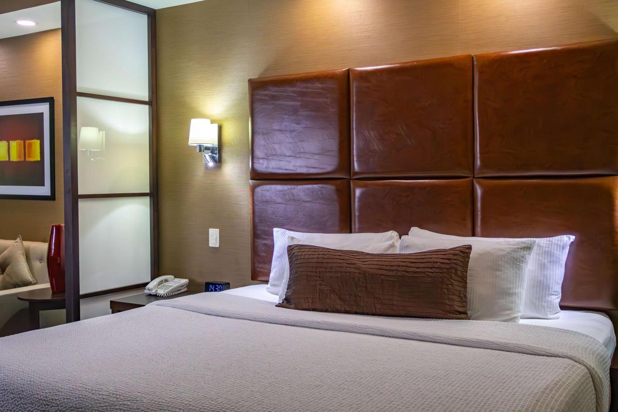 Best Western Premier Monterrey Aeropuerto Apodaca Exteriér fotografie A typical bedroom at the Residence Inn