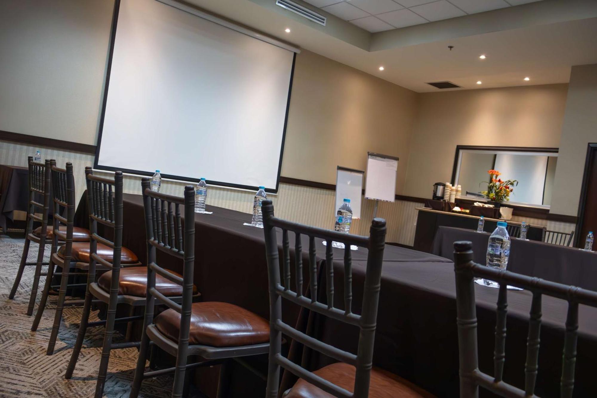 Best Western Premier Monterrey Aeropuerto Apodaca Exteriér fotografie A meeting room at the hotel