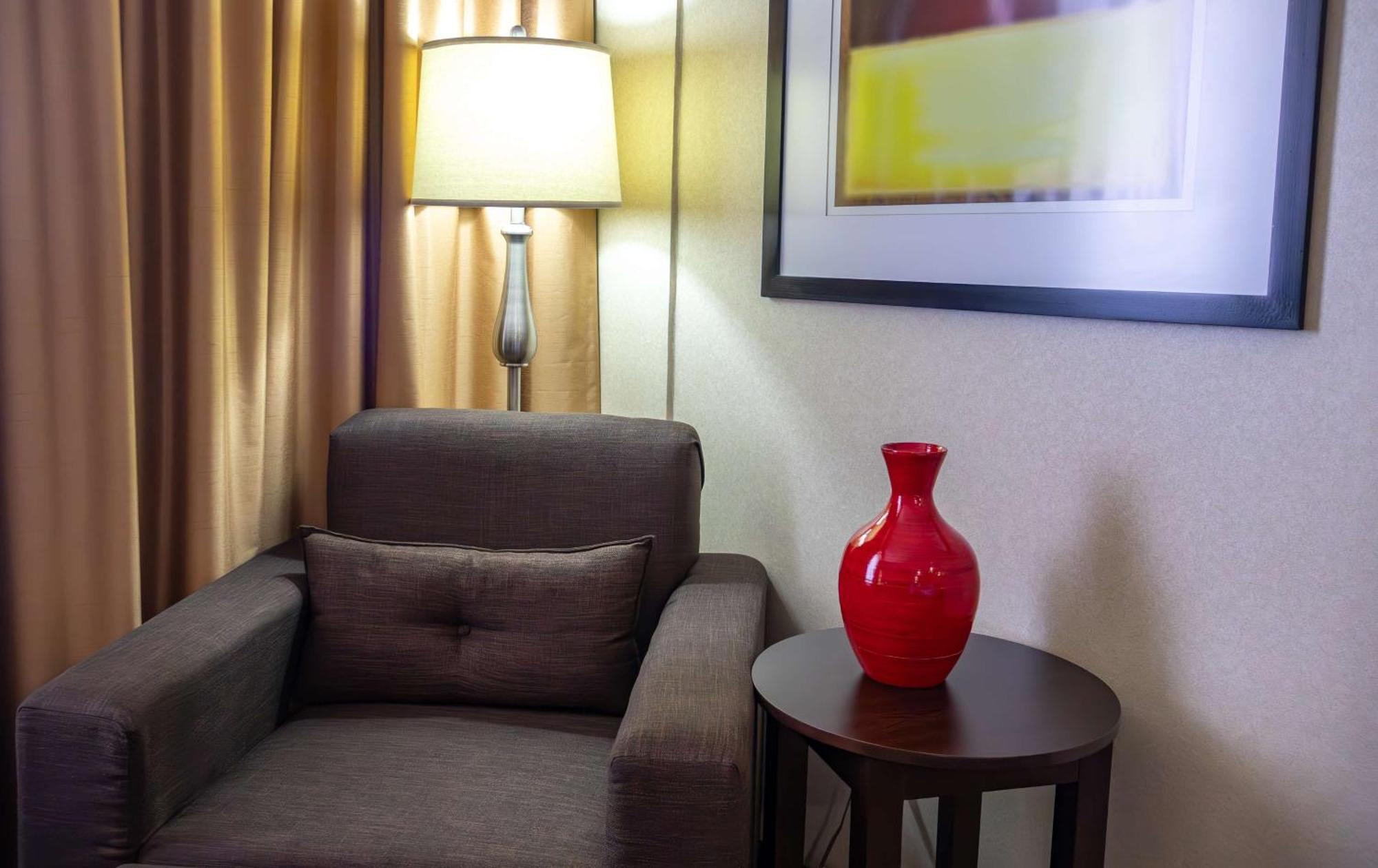 Best Western Premier Monterrey Aeropuerto Apodaca Exteriér fotografie A vase on a table
