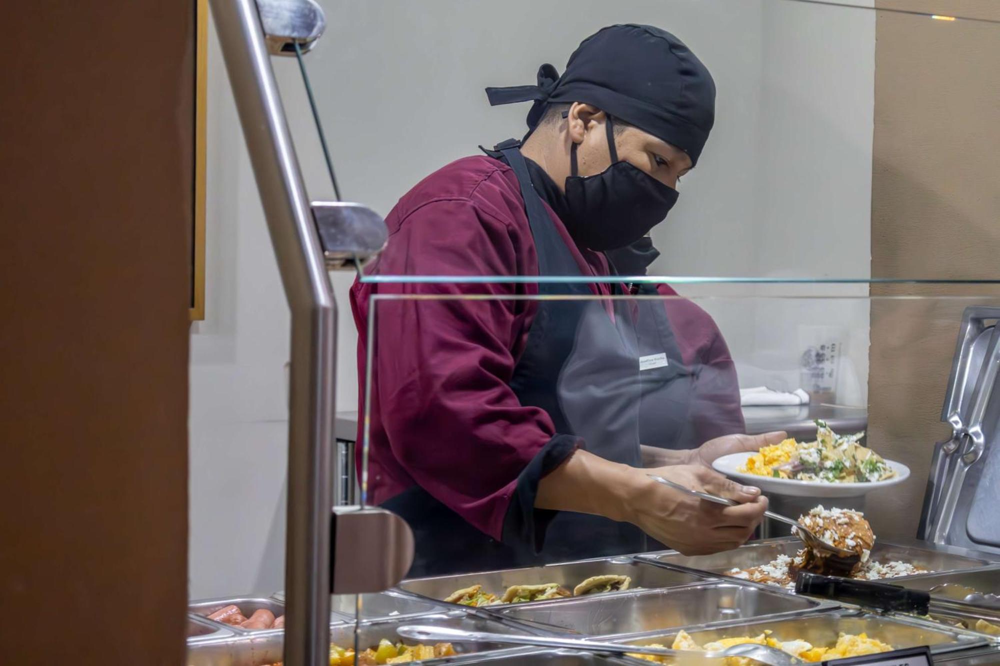 Best Western Premier Monterrey Aeropuerto Apodaca Exteriér fotografie A cook wearing a face mask at a hospital in New York City