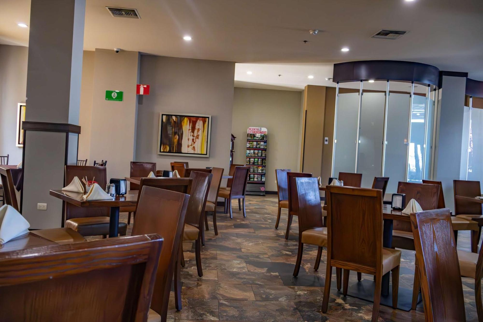 Best Western Premier Monterrey Aeropuerto Apodaca Exteriér fotografie The interior of the restaurant