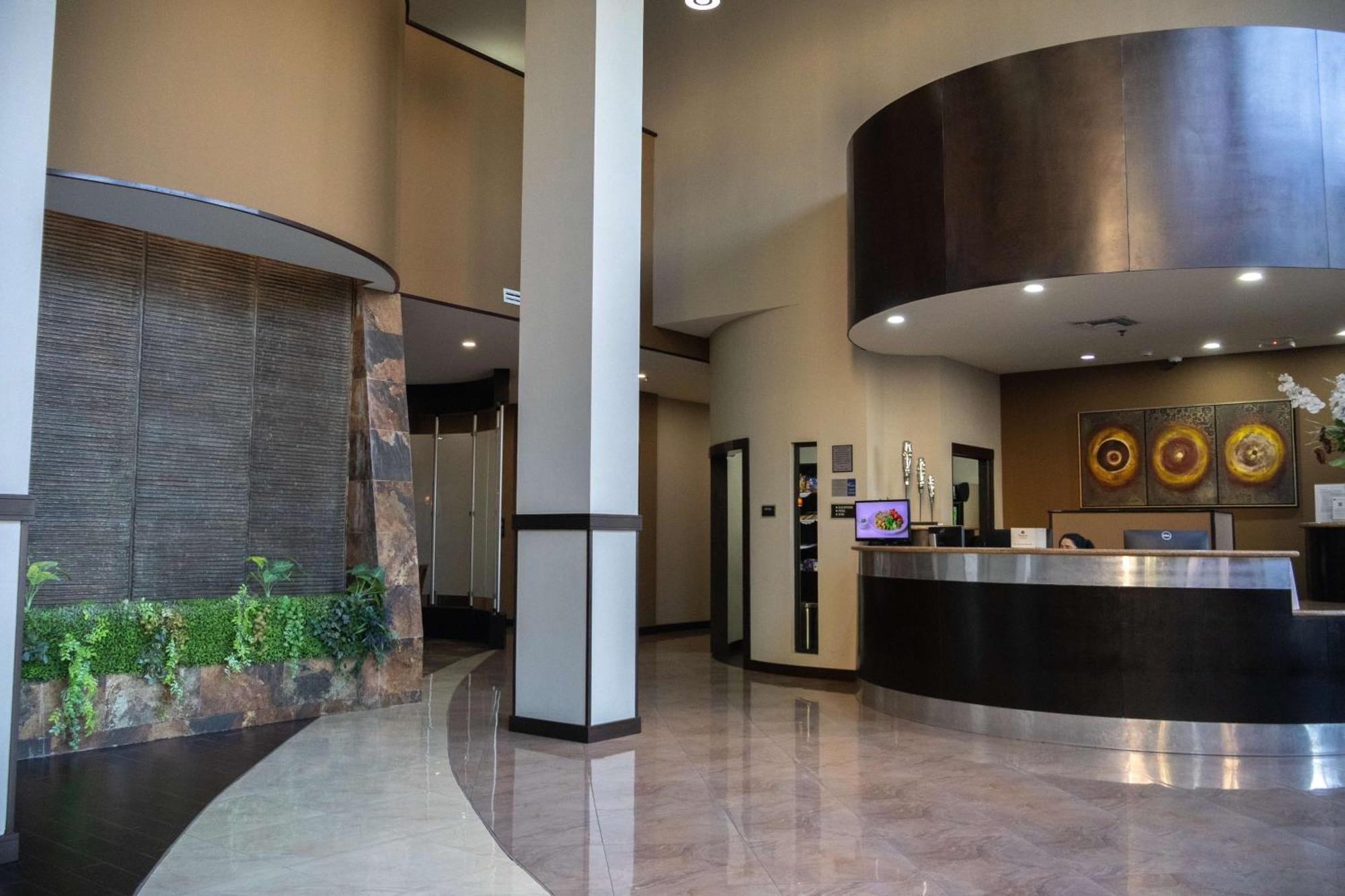 Best Western Premier Monterrey Aeropuerto Apodaca Exteriér fotografie Interior of the lobby