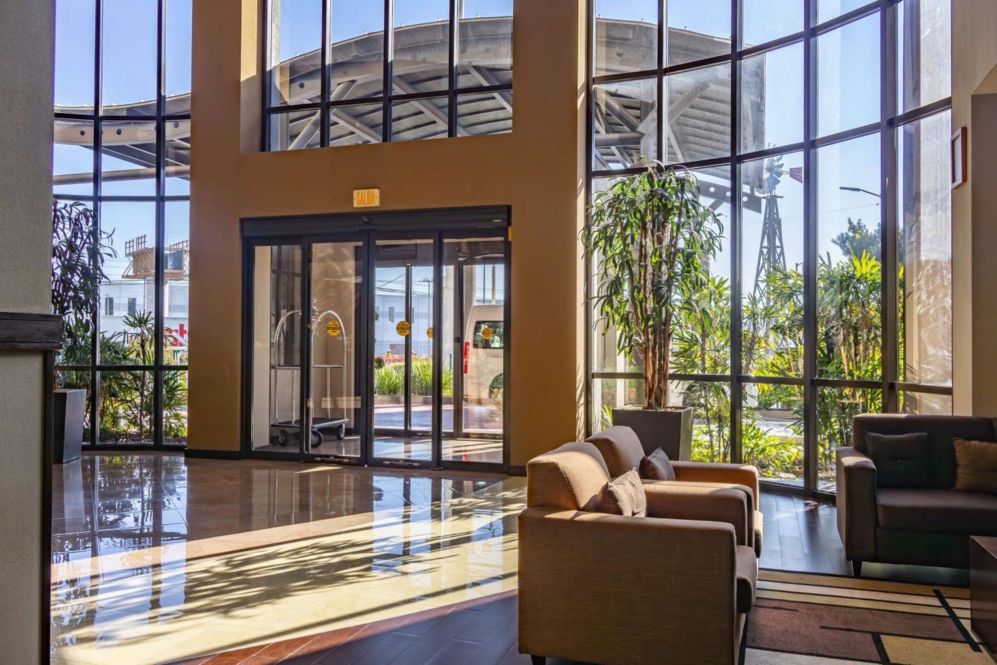 Best Western Premier Monterrey Aeropuerto Apodaca Exteriér fotografie Lobby