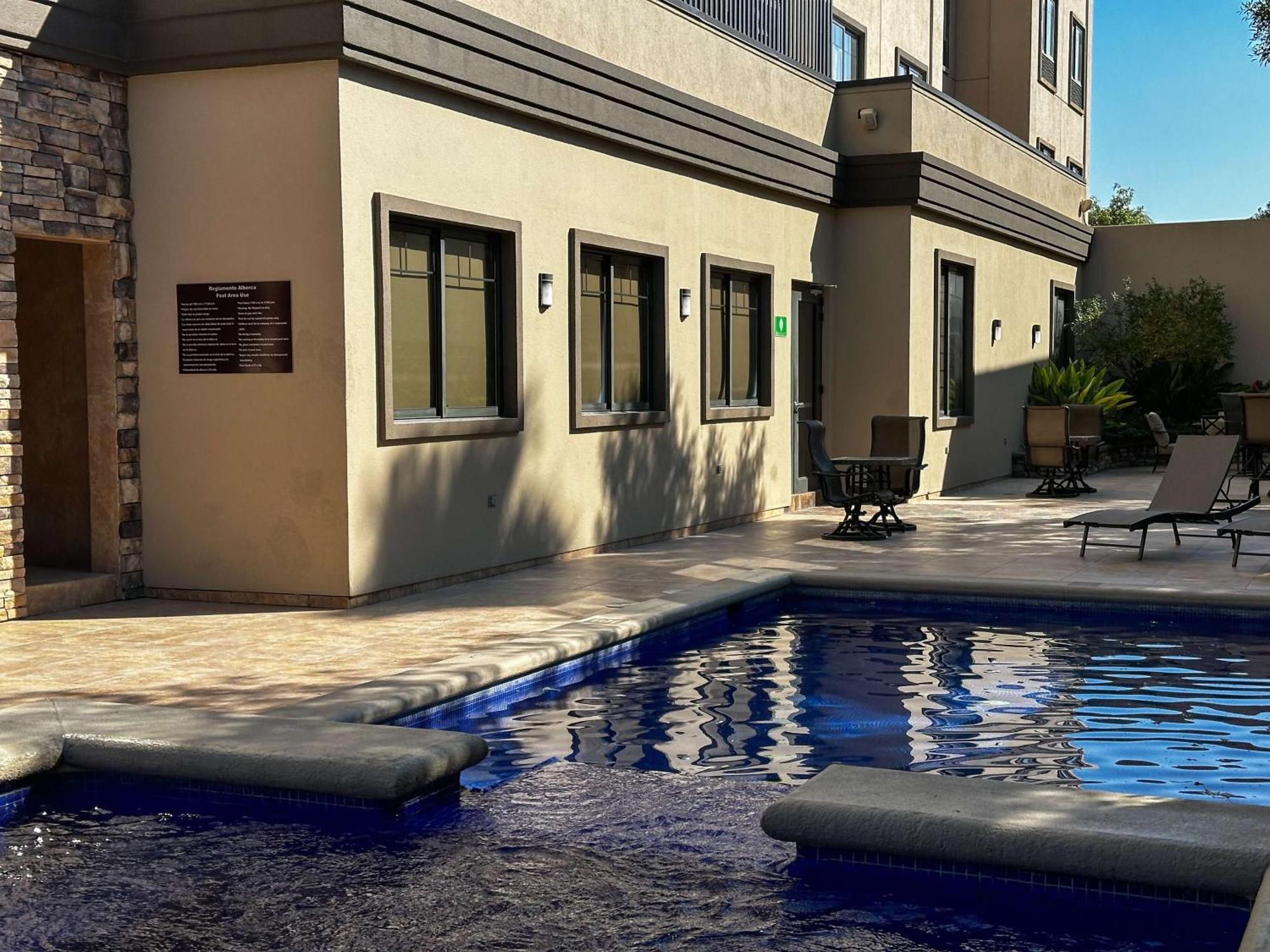 Best Western Premier Monterrey Aeropuerto Apodaca Exteriér fotografie The pool at the hotel