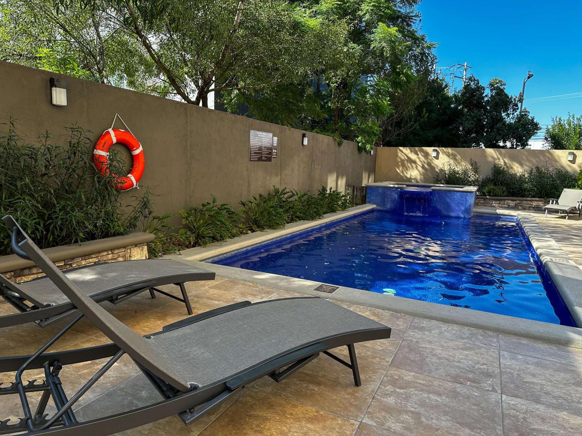 Best Western Premier Monterrey Aeropuerto Apodaca Exteriér fotografie Swimming pool at the hotel