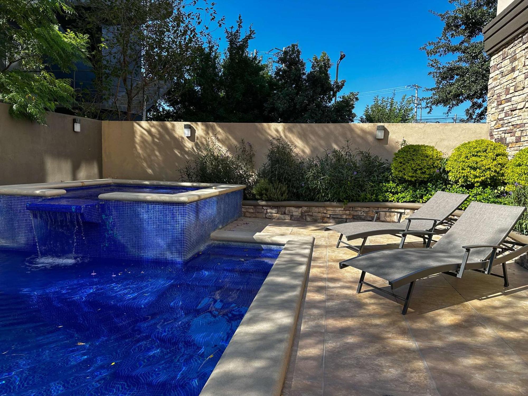 Best Western Premier Monterrey Aeropuerto Apodaca Exteriér fotografie A pool at the Four Seasons Hotel in Los Angeles