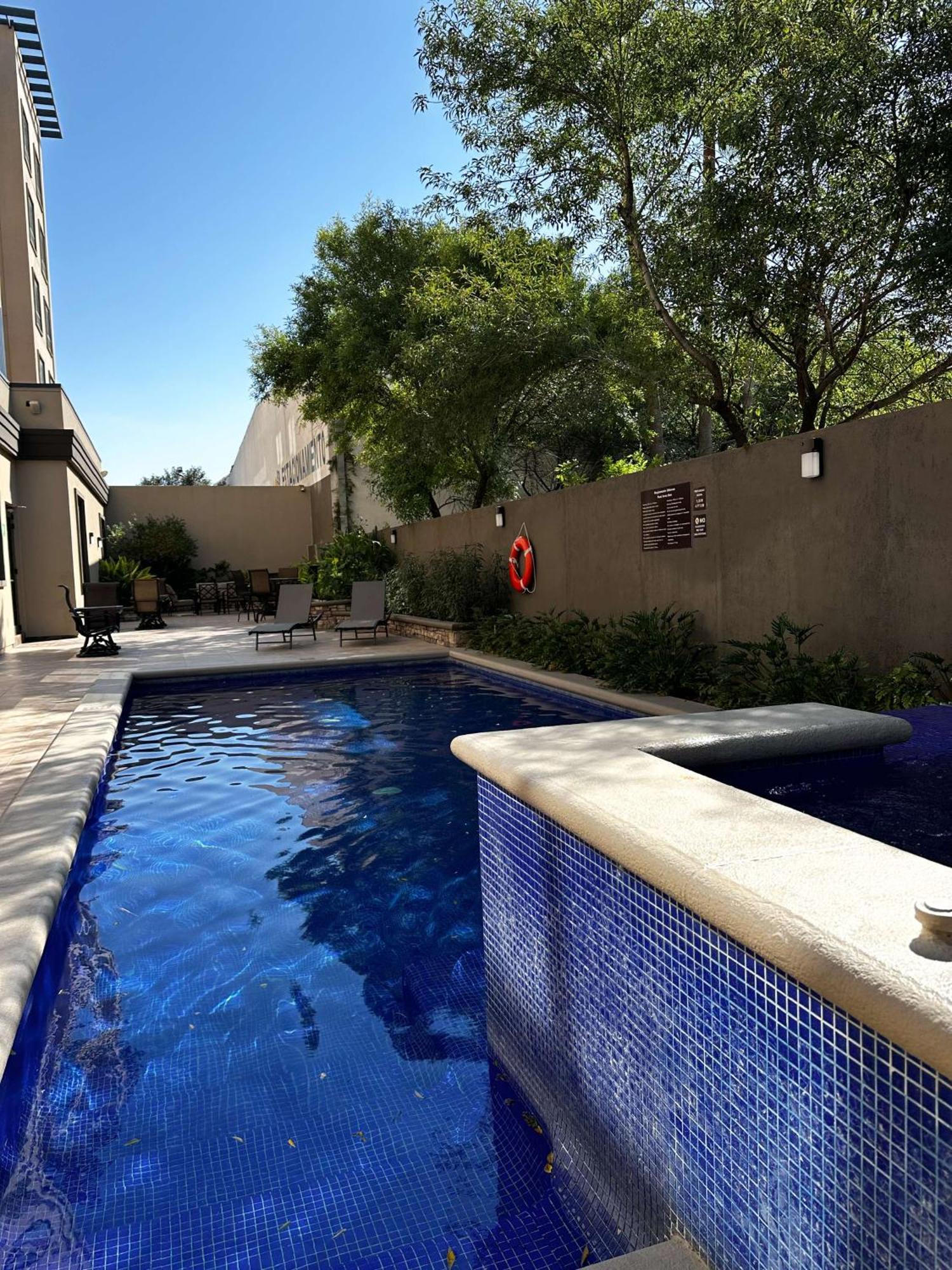 Best Western Premier Monterrey Aeropuerto Apodaca Exteriér fotografie Swimming pool at the hotel