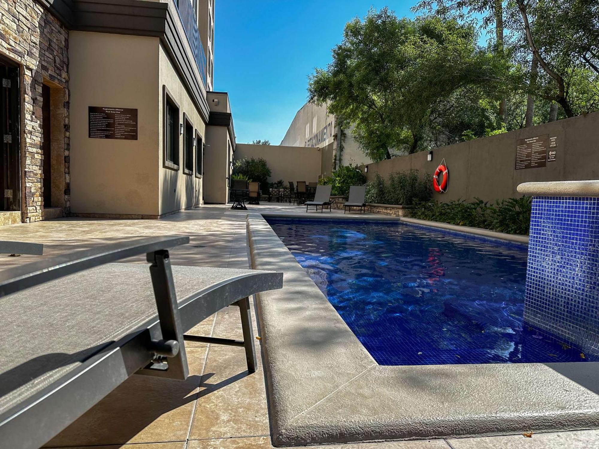 Best Western Premier Monterrey Aeropuerto Apodaca Exteriér fotografie Swimming pool at the hotel
